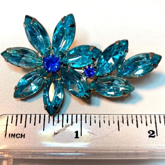 Vintage Set of Icy Blue Faceted Crystal Clip on Earrings & Brooch Pin - Picture 3 of 5
